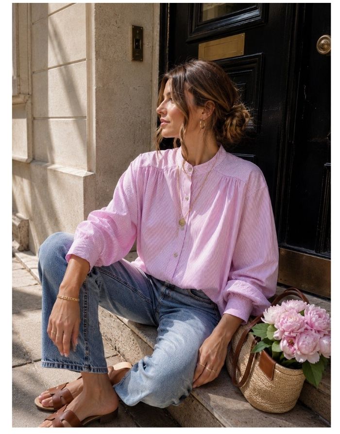 Gestreifte Bluse Striped Rose von MAËLYS PARIS mit Rundhalsausschnitt, Raffungen an den Schultern und langen Ärmeln.