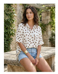 Weiße Bluse von Estée Brown mit braunem Punktemuster, weiter Passform und 3/4-Ärmeln.