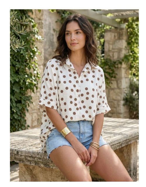 Weiße Bluse von Estée Brown mit braunem Punktemuster, weiter Passform und 3/4-Ärmeln.