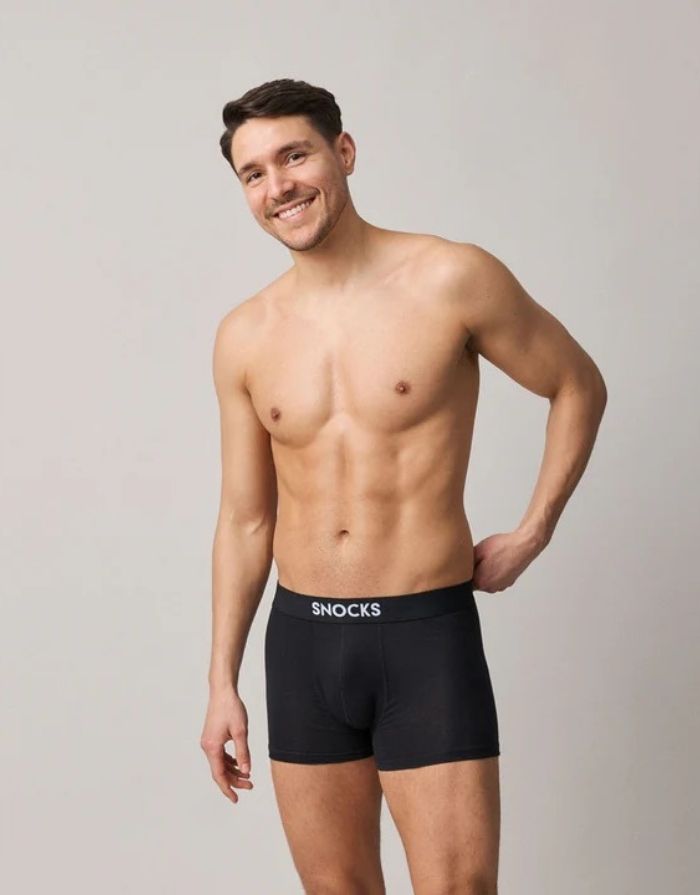2er Set Baumwoll Boxershorts von Snocks in Schwarz mit Logo am Model von vorne