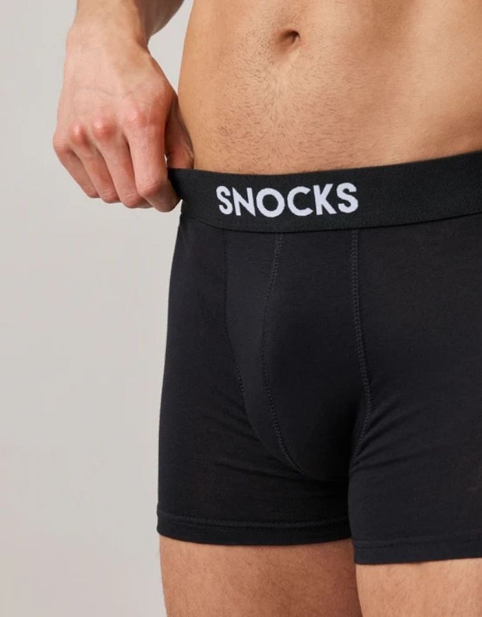 2er Set Baumwoll Boxershorts von Snocks in Schwarz mit Logo am Model von vorne im Detail