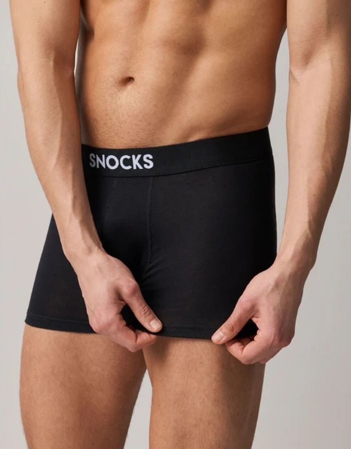 2er Set Baumwoll Boxershorts von Snocks in Schwarz mit Logo am Model mit Bein