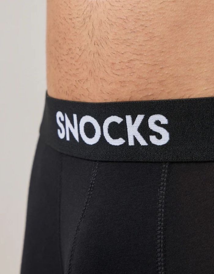 2er Set Baumwoll Boxershorts von Snocks in Schwarz mit Logo am Model Logo im Detail