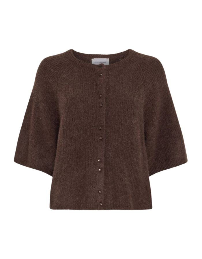 Bondie Hope 2/4 Cardigan von MSCH Copenhagen in Hot Fudge mit kurzen weiten Ärmeln, Rundhalsausschnitt und Knopfleiste.