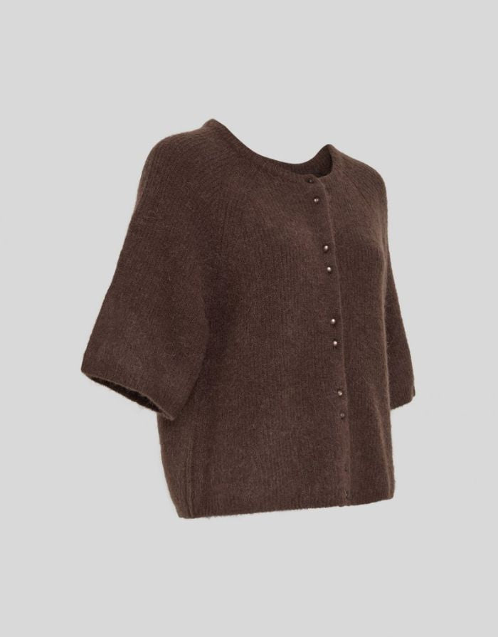 Bondie Hope 2/4 Cardigan von MSCH Copenhagen in Hot Fudge mit kurzen weiten Ärmeln, Rundhalsausschnitt und Knopfleiste.