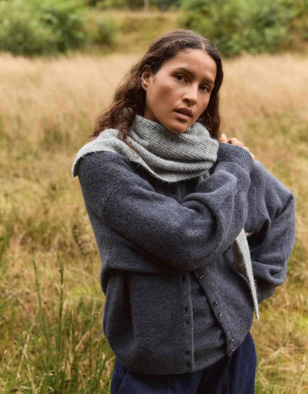 Blauer MSCHBondie Hope Cardigan von MSCH Copenhagen aus weichem Wollmix mit Rundhalsausschnitt, Knopfleiste und langen Ballonärmeln.