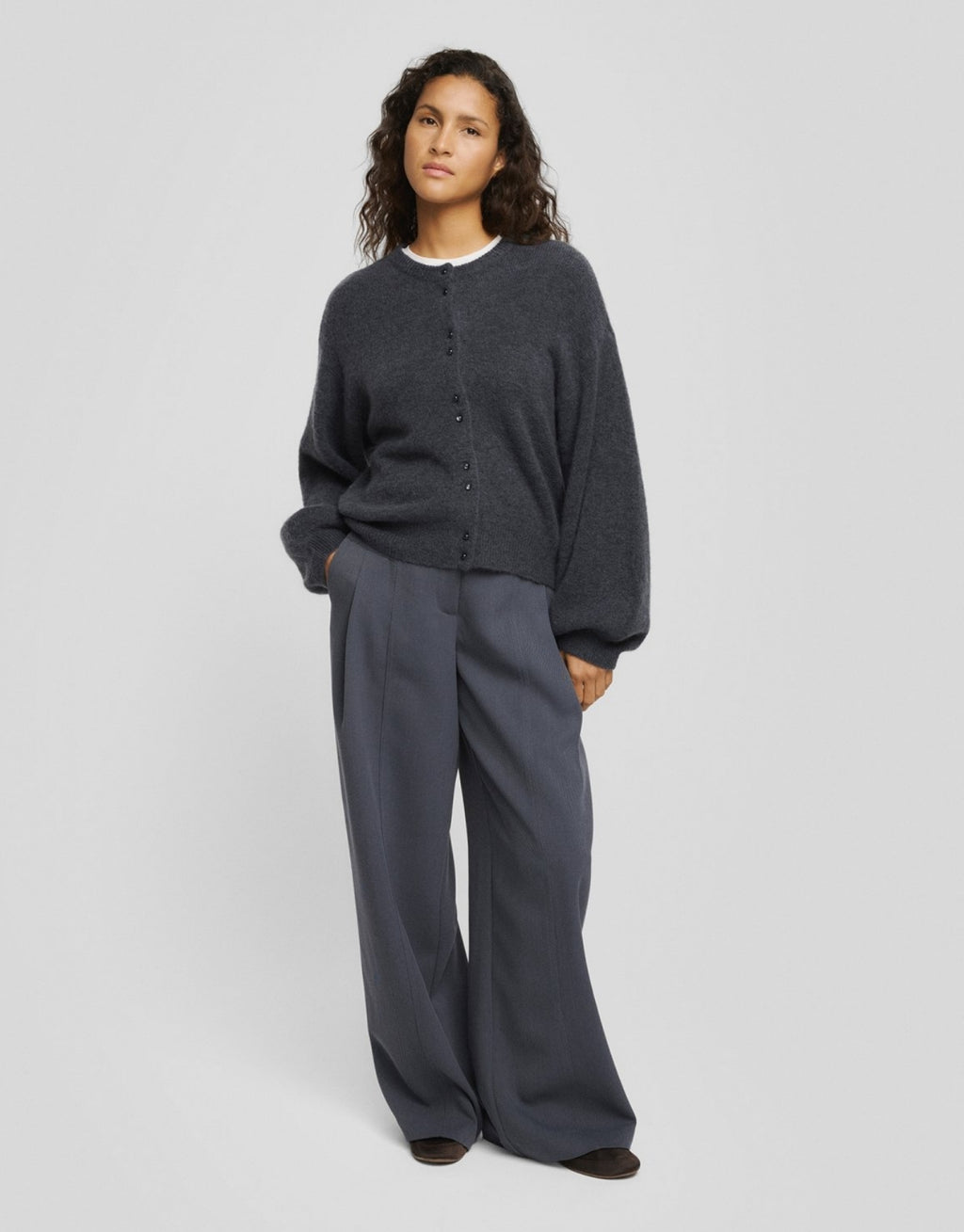 Blauer MSCHBondie Hope Cardigan von MSCH Copenhagen aus weichem Wollmix mit Rundhalsausschnitt, Knopfleiste und langen Ballonärmeln.