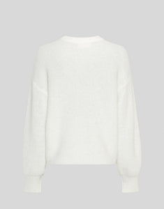 Gustel Hope Pullover in der Farbe Egret von MSCH Copenhagen – lockerer Strickpullover mit Ballonärmeln und überschnittenen Schultern. Hergestellt aus einem weichen, wärmenden Mix aus recyceltem Polyamid, Wolle und Alpaka. Perfekt für entspannte, stilvolle Looks an kühlen Tagen.
