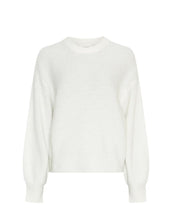 Laden Sie das Bild in den Galerie-Viewer, Gustel Hope Pullover in der Farbe Egret von MSCH Copenhagen – lockerer Strickpullover mit Ballonärmeln und überschnittenen Schultern. Hergestellt aus einem weichen, wärmenden Mix aus recyceltem Polyamid, Wolle und Alpaka. Perfekt für entspannte, stilvolle Looks an kühlen Tagen.
