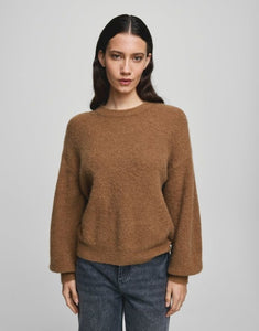 Gustel Hope Pullover in der Farbe Toasted Coconut von MSCH Copenhagen – lockerer Strickpullover mit Ballonärmeln und überschnittenen Schultern. Hergestellt aus einem weichen, wärmenden Mix aus recyceltem Polyamid, Wolle und Alpaka. Perfekt für entspannte, stilvolle Looks an kühlen Tagen.