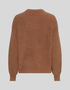 Gustel Hope Pullover in der Farbe Toasted Coconut von MSCH Copenhagen – lockerer Strickpullover mit Ballonärmeln und überschnittenen Schultern. Hergestellt aus einem weichen, wärmenden Mix aus recyceltem Polyamid, Wolle und Alpaka. Perfekt für entspannte, stilvolle Looks an kühlen Tagen.