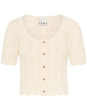 Laden Sie das Bild in den Galerie-Viewer, ICHI Cardigan Ihdaffie Birch White aus Baumwolle mit Lochstrick, Knopfleiste und gewelltem Saum.
