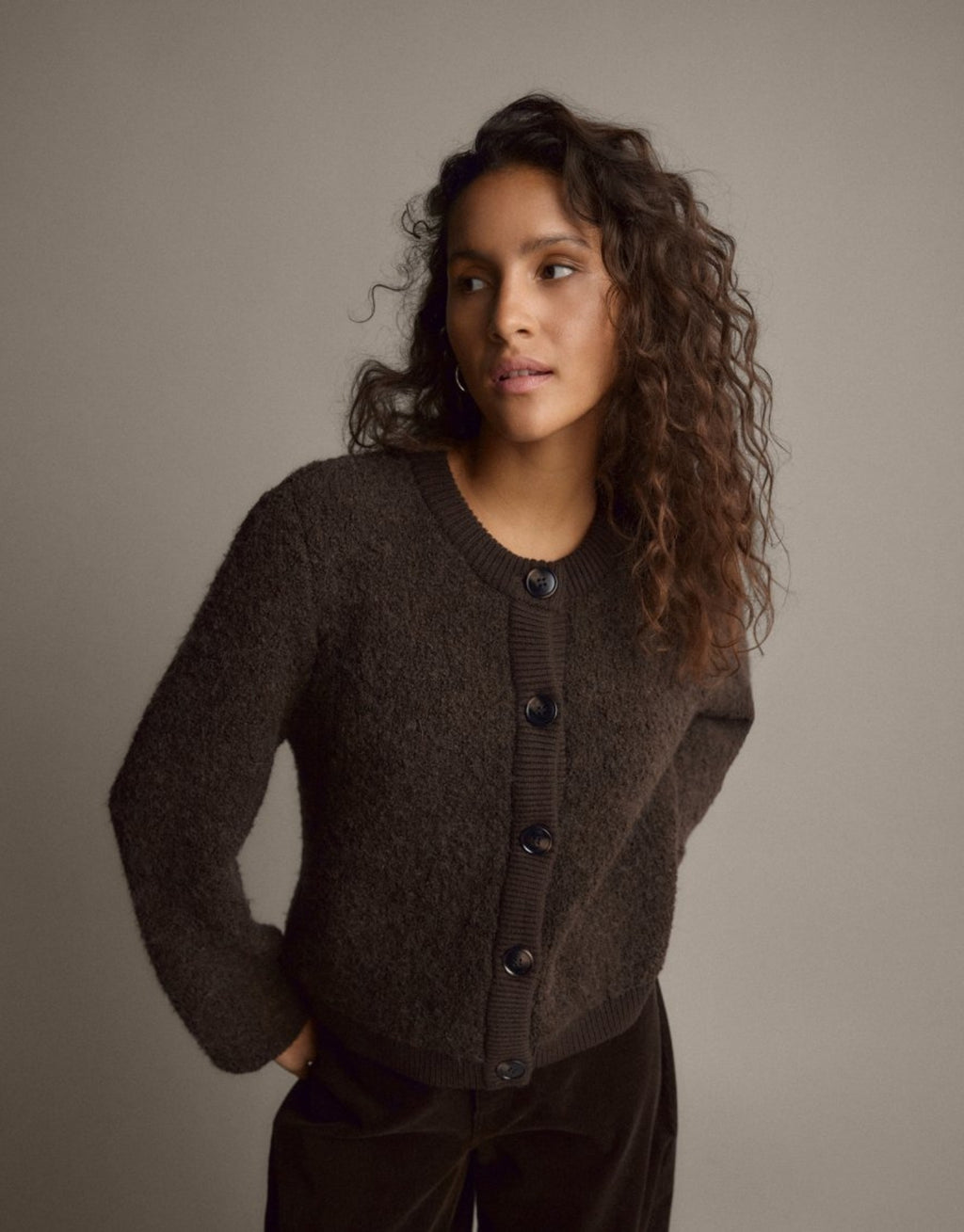 Dunkelbraune Taile Nerida Strick Jacke von MSCH Copenhagen aus weichem Woll- und Alpakamix mit Rundhalsausschnitt, dunklen Knöpfen und gerippten Abschlüssen am Model im Detail