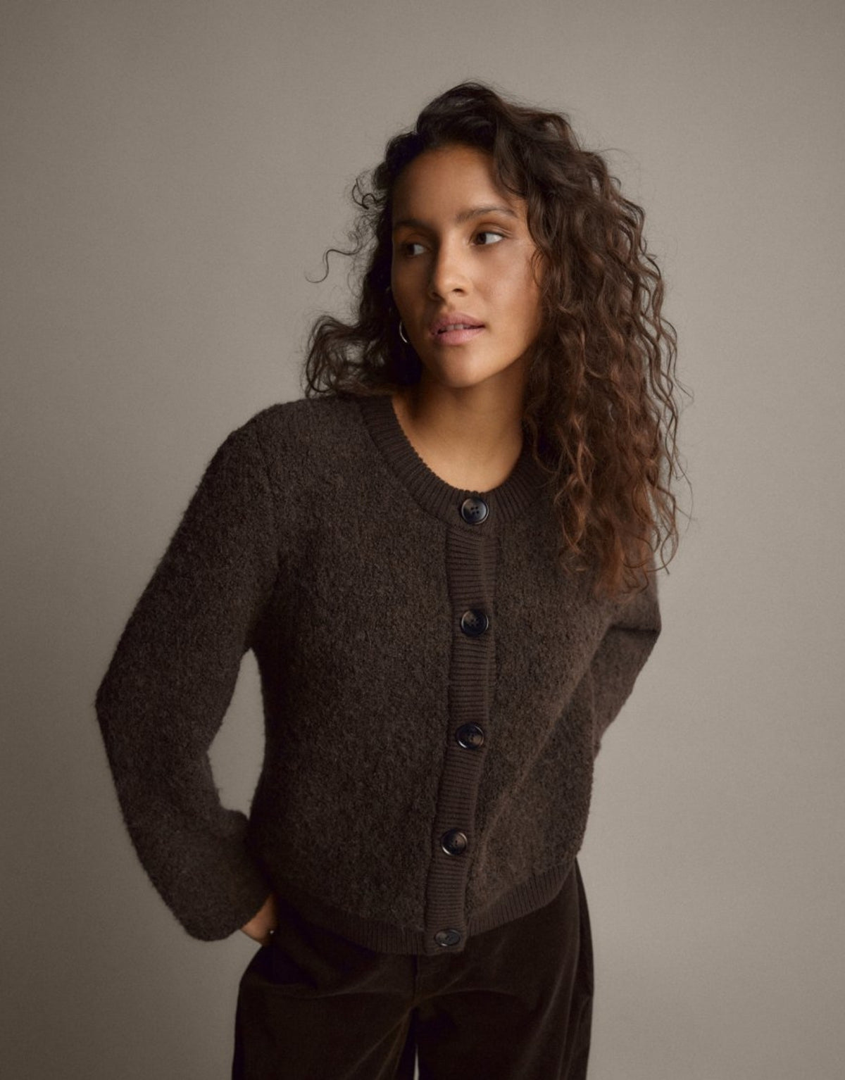 Dunkelbraune Taile Nerida Strick Jacke von MSCH Copenhagen aus weichem Woll- und Alpakamix mit Rundhalsausschnitt, dunklen Knöpfen und gerippten Abschlüssen am Model im Detail