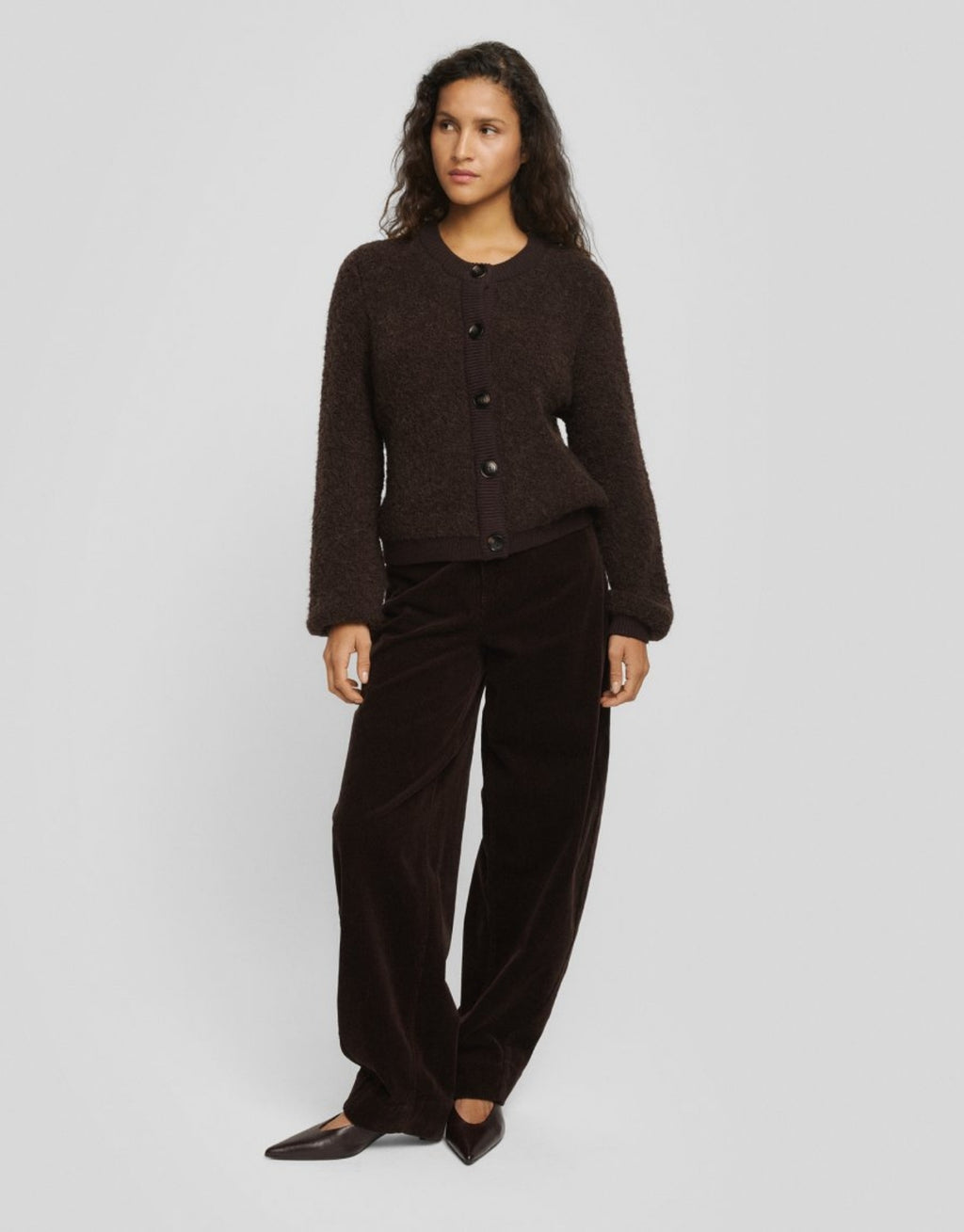 Dunkelbraune Taile Nerida Strick Jacke von MSCH Copenhagen aus weichem Woll- und Alpakamix mit Rundhalsausschnitt, dunklen Knöpfen und gerippten Abschlüssen am Model