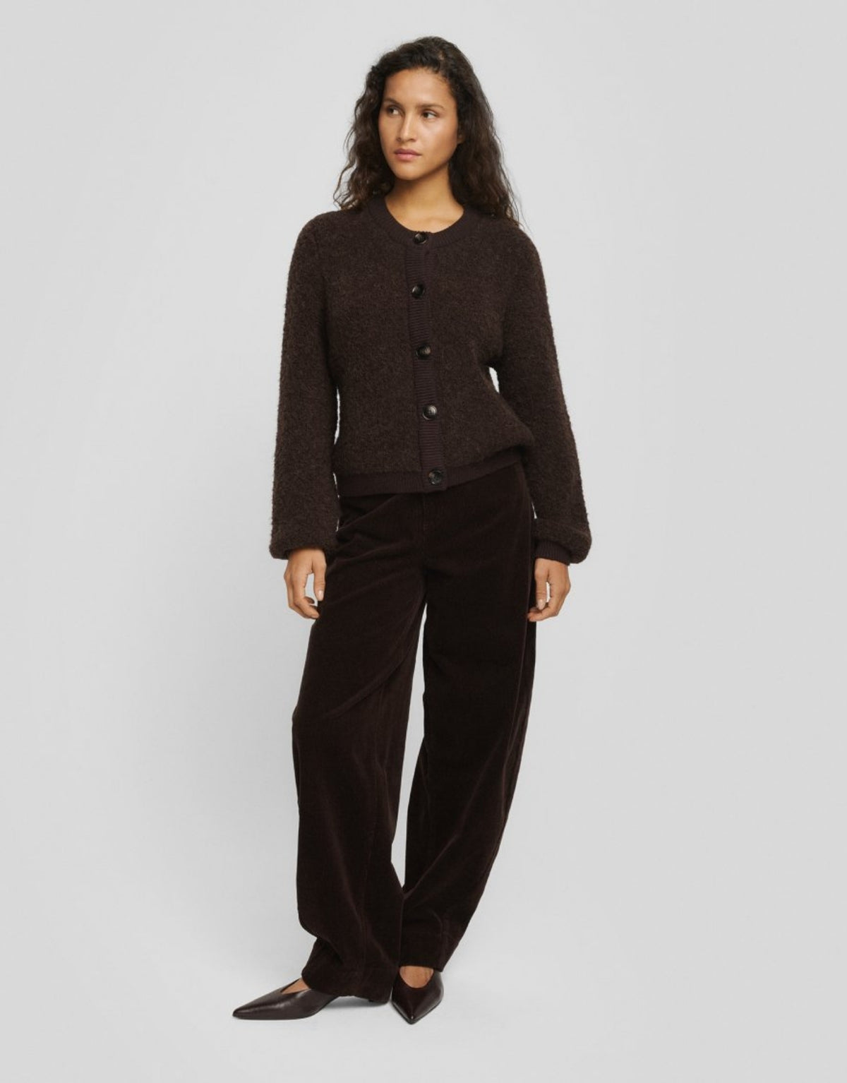 Dunkelbraune Taile Nerida Strick Jacke von MSCH Copenhagen aus weichem Woll- und Alpakamix mit Rundhalsausschnitt, dunklen Knöpfen und gerippten Abschlüssen am Model