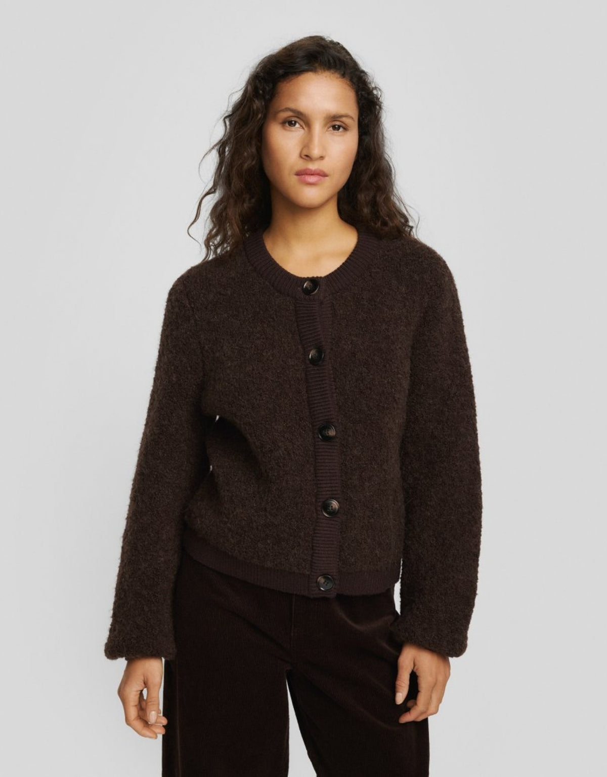 Dunkelbraune Taile Nerida Strick Jacke von MSCH Copenhagen aus weichem Woll- und Alpakamix mit Rundhalsausschnitt, dunklen Knöpfen und gerippten Abschlüssen.