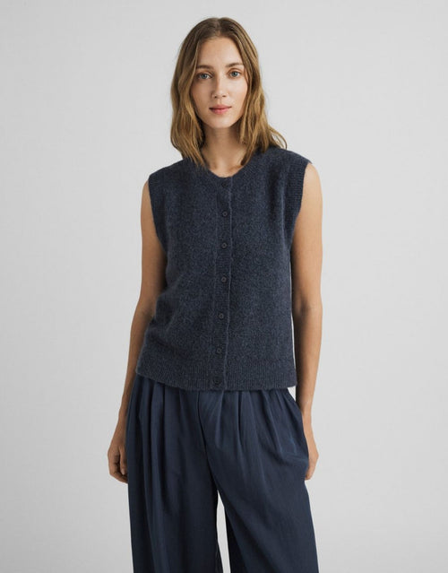 Blauer Kurzarm Cardigan Bondie Hope von MSCH Copenhagen in India Ink mit Rundhalsausschnitt, Knopfleiste und feinen Rippbündchen.