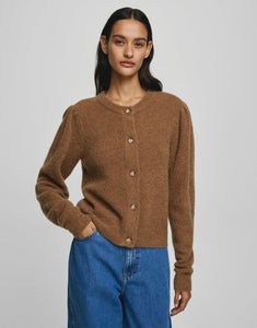 Miabelle Hope Cardigan von MSCH Copenhagen in Toasted Coconut – reguläre Passform, lange Ärmel mit gerippten Bündchen, Knopfleiste mit großen Knöpfen und runder Halsausschnitt.