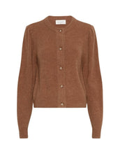 Laden Sie das Bild in den Galerie-Viewer, Miabelle Hope Cardigan von MSCH Copenhagen in Toasted Coconut – reguläre Passform, lange Ärmel mit gerippten Bündchen, Knopfleiste mit großen Knöpfen und runder Halsausschnitt.
