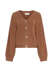 Laden Sie das Bild in den Galerie-Viewer, Cardigan Petrinelle Hope in der Farbe Toasted Coconut von MSCH Copenhagen – weicher Strickcardigan mit Ballonärmeln, Regular Fit und leichter Struktur. Gefertigt aus einem hochwertigen Materialmix mit recyceltem Polyamid, Wolle und Alpaka. Vielseitig kombinierbar und ideal zum Layern.
