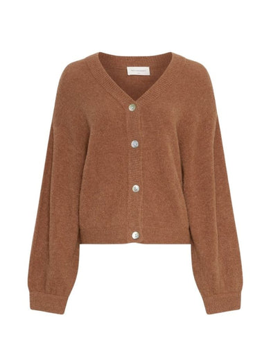 Cardigan Petrinelle Hope in der Farbe Toasted Coconut von MSCH Copenhagen – weicher Strickcardigan mit Ballonärmeln, Regular Fit und leichter Struktur. Gefertigt aus einem hochwertigen Materialmix mit recyceltem Polyamid, Wolle und Alpaka. Vielseitig kombinierbar und ideal zum Layern.