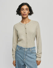 Laden Sie das Bild in den Galerie-Viewer, MSCH Copenhagen Cardigan Sefika Rachelle Oatmeal Melange mit Rundhalsausschnitt und Knopfleiste.
