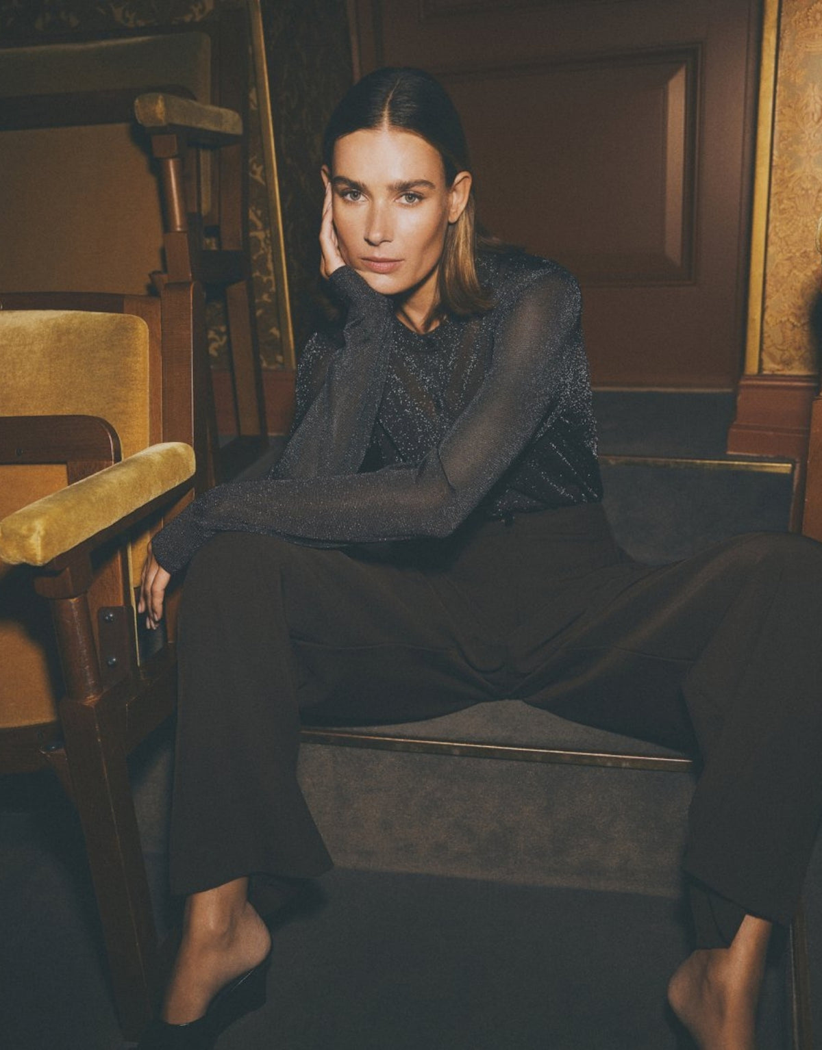  Dunkelbrauner Shirley Cardigan von MSCH Copenhagen aus leicht transparentem Feinstrick mit dezentem Lurex-Glanz, Rundhalsausschnitt und durchgehender Knopfleiste am Model im Sitzen
