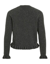 Laden Sie das Bild in den Galerie-Viewer, Dunkelgrauer Strick-Cardigan mit Rüschen, Rundhalsausschnitt und Knopfleiste von VILA, femininer Look in weicher Strickqualität
