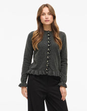 Laden Sie das Bild in den Galerie-Viewer, Dunkelgrauer Strick-Cardigan mit Rüschen, Rundhalsausschnitt und Knopfleiste von VILA, femininer Look in weicher Strickqualität
