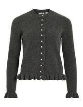 Laden Sie das Bild in den Galerie-Viewer, Dunkelgrauer Strick-Cardigan mit Rüschen, Rundhalsausschnitt und Knopfleiste von VILA, femininer Look in weicher Strickqualität
