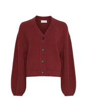 Laden Sie das Bild in den Galerie-Viewer, Unser Cardigan Zafina von MSCH Copenhagen in Syrah – grob gestrickter Cardigan mit breiter Knopfleiste, Ballonärmeln und boxy Schnitt.
