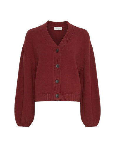 Unser Cardigan Zafina von MSCH Copenhagen in Syrah – grob gestrickter Cardigan mit breiter Knopfleiste, Ballonärmeln und boxy Schnitt.