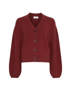 Unser Cardigan Zafina von MSCH Copenhagen in Syrah – grob gestrickter Cardigan mit breiter Knopfleiste, Ballonärmeln und boxy Schnitt.