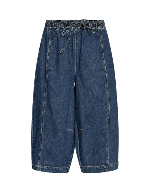 Denim-Culotte Manna Alena von MSCH Copenhagen in Mid Blue Wash mit weitem Bein, elastischem Bund und Bindeband von vorne.