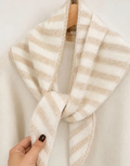 Lineta gestricktes Dreieckstuch in Beige mit Streifenmuster aus Acryl-Woll-Mischung