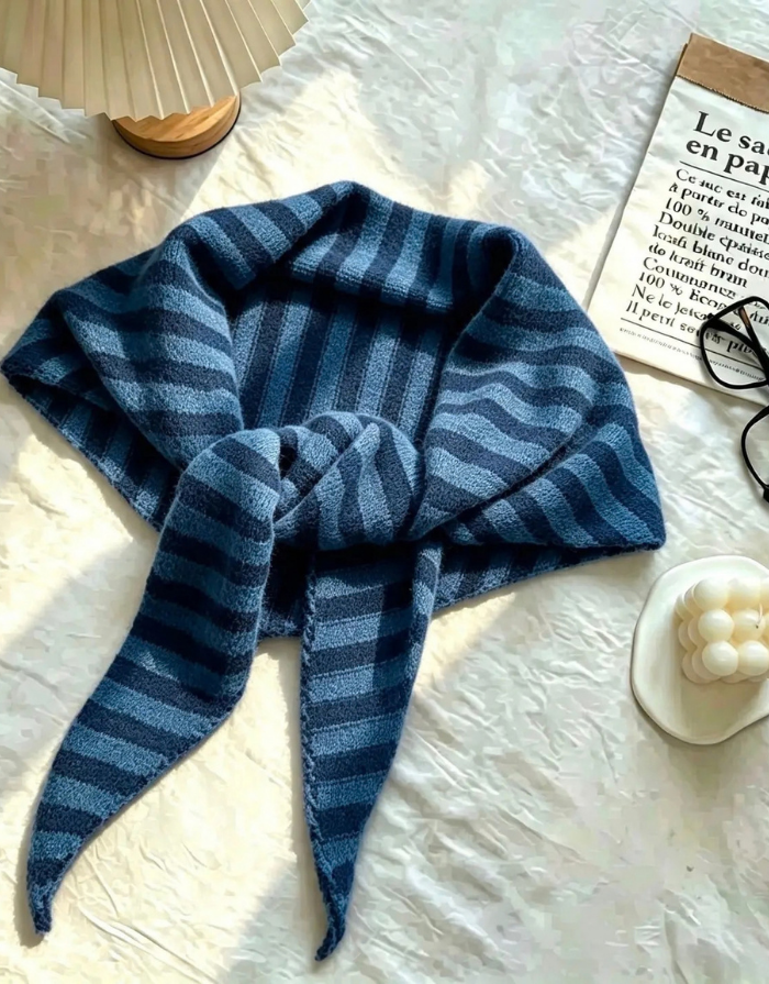 Lineta gestricktes Dreieckstuch in Marine Blau mit Streifenmuster aus Acryl-Woll-Mischung