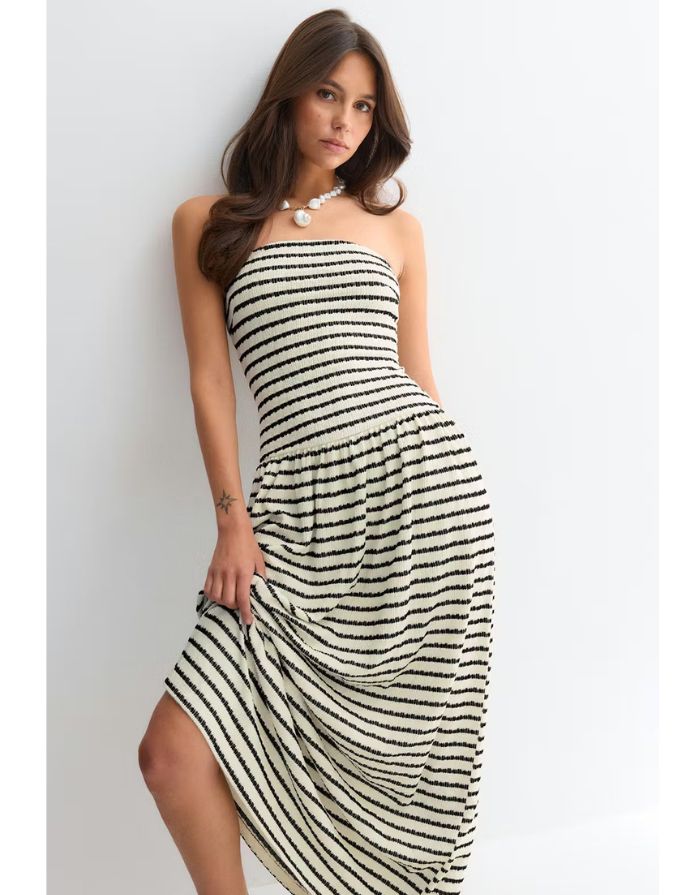  Gina Tricot langes Bandeaukleid mit schwarzen und weißen Streifen in figurbetonter Midaxi-Länge an Model von vorne