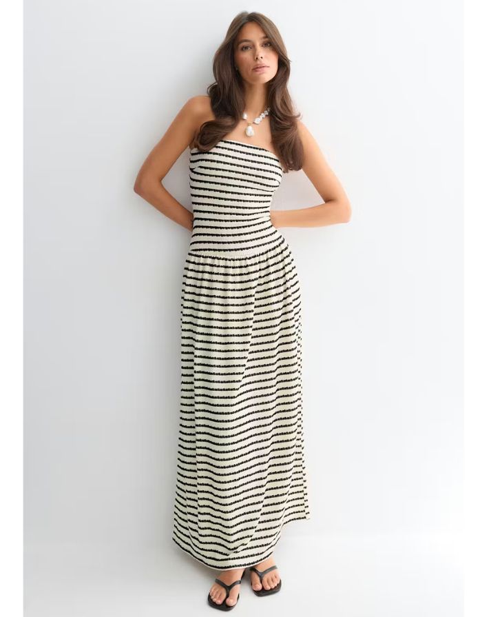  Gina Tricot langes Bandeaukleid mit schwarzen und weißen Streifen in figurbetonter Midaxi-Länge an Model von vorne
