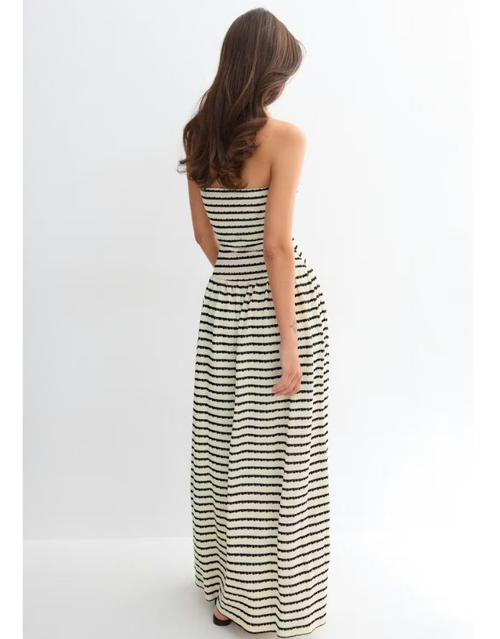  Gina Tricot langes Bandeaukleid mit schwarzen und weißen Streifen in figurbetonter Midaxi-Länge an Model von vorne