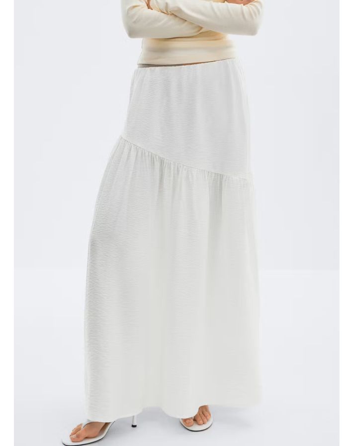 Gina Tricot Maxirock in Offwhite mit elastischem Bund und dekorativem schrägem Saum an Model von vorne