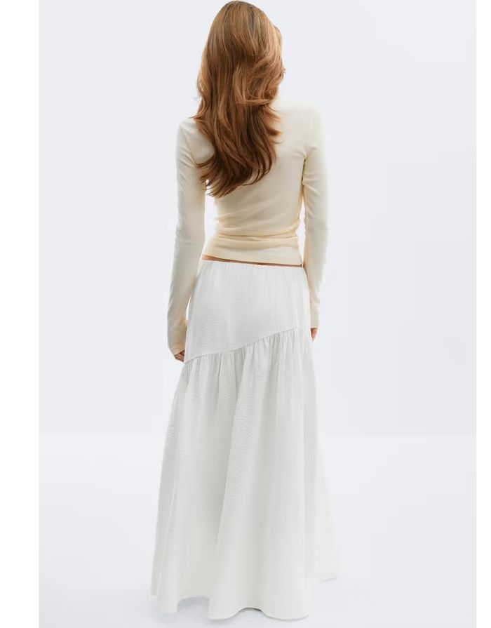 Gina Tricot Maxirock in Offwhite mit elastischem Bund und dekorativem schrägem Saum an Model von hinten