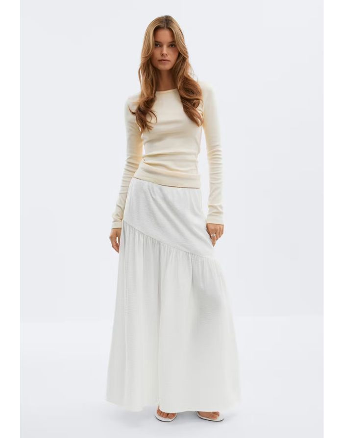 Gina Tricot Maxirock in Offwhite mit elastischem Bund und dekorativem schrägem Saum an Model von vorne