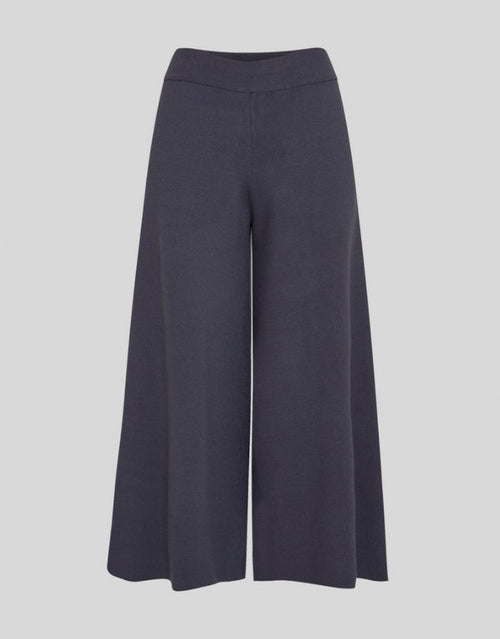 Blaue Arisha Thamira Highwaist Skirt Hose von MSCH Copenhagen mit weiter, rockähnlicher Silhouette, hohem elastischem Bund und weicher Feinstrickqualität als Freisteller von hinten