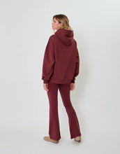 Laden Sie das Bild in den Galerie-Viewer, Boyfriend Hoodie Cherrywood von OH APRIL – gemütlicher Oversized Schnitt
