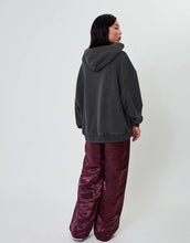 Laden Sie das Bild in den Galerie-Viewer, OH APRIL Boyfriend Hoodie Fluffy Dark Grey Acid – oversized Damen Hoodie mit Sugar Pink Logo-Stickerei, Used-Optik, Größen XS–XL

