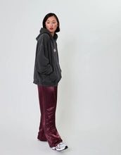 Laden Sie das Bild in den Galerie-Viewer, OH APRIL Boyfriend Hoodie Fluffy Dark Grey Acid – oversized Damen Hoodie mit Sugar Pink Logo-Stickerei, Used-Optik, Größen XS–XL
