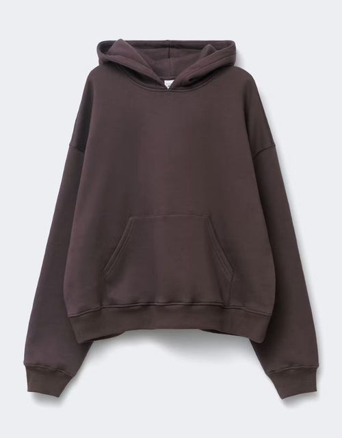 Gina Tricot Iconic Hoodie in Chocolate Plum mit Oversize-Passform, Kängurutasche und gefütterter Kapuze als Freisteller von vorne