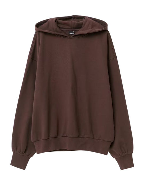 Brauner Hoodie von Gina Tricot mit lockerem Schnitt und Textprint auf dem Rücken.