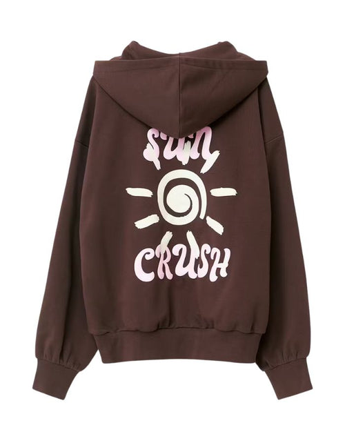 Brauner Hoodie von Gina Tricot mit lockerem Schnitt und Textprint auf dem Rücken.